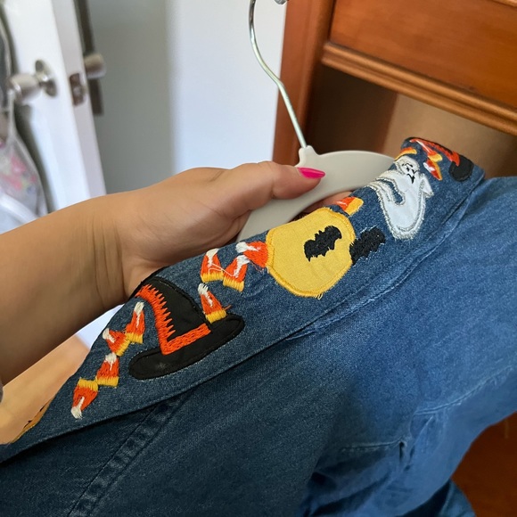 Halloween Jean button down shirt with removable collar - Picture 7 of 7